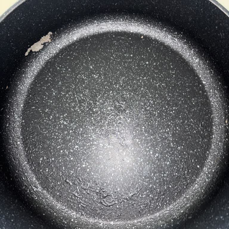 Korkmaz Tencere 4 Ayda Soyulma Ve Kabarmaya Meydana Geldi, Bayi Destek Vermedi