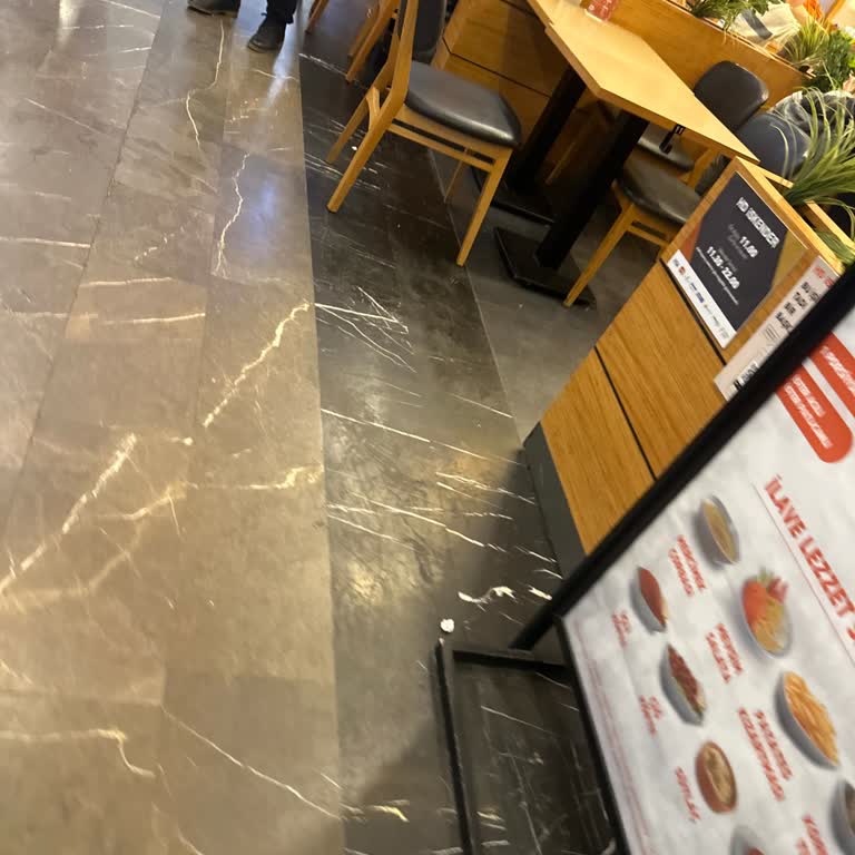 Pendik Neomarin HD İskender Şubesinde Mama Sandalyesi Yok