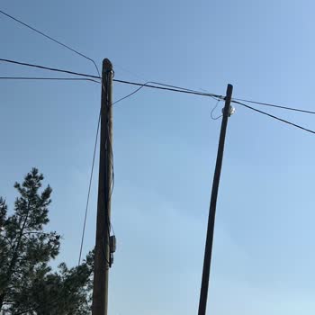 Türk Telekom Altyapı Direklerinin Elektrik Kablolarına Çarpması Ve Uzun Süreli Müdahale Eksikliği