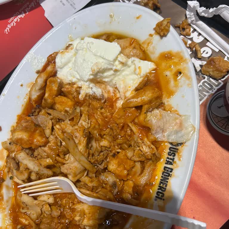Usta Dönerci'de Tavuk İskenderde Ekmek Fazlası Ve Kaba Çalışan Tutumu