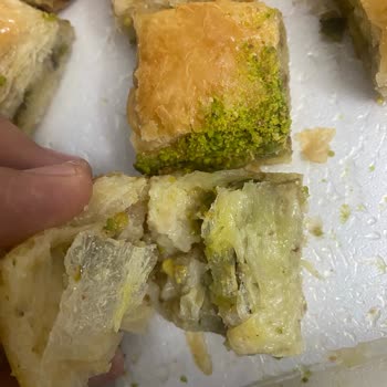 Çiğ Ve Yanık Baklava, Personelin Saygısız Tutumu