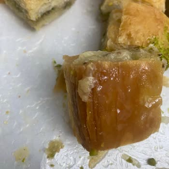 Çiğ Ve Yanık Baklava, Personelin Saygısız Tutumu