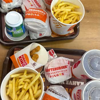 İzinsiz Eklenen Kova Boy Patates Ve Milkshake İçin Fazla Ücret Ve Şeffaf Olmayan Fiş