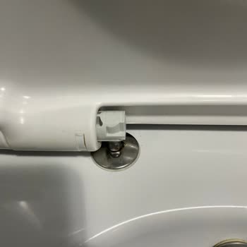 Creavit Mare Klozet Kapağının Menteşe Parçası Çıkıyor Ve Kayıp Oluyor