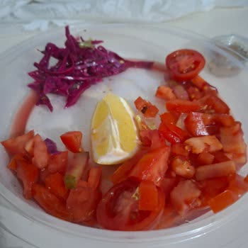Menüye Uymayan, Buz Gibi Izgara Tavuklu Ve Kalitesi Düşük Salata