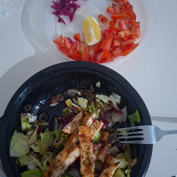 Menüye Uymayan, Buz Gibi Izgara Tavuklu Ve Kalitesi Düşük Salata