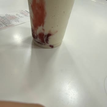 Çilekli Milkshake Yanlış Sunuldu, Vanilya Ve Boş Şuruplar