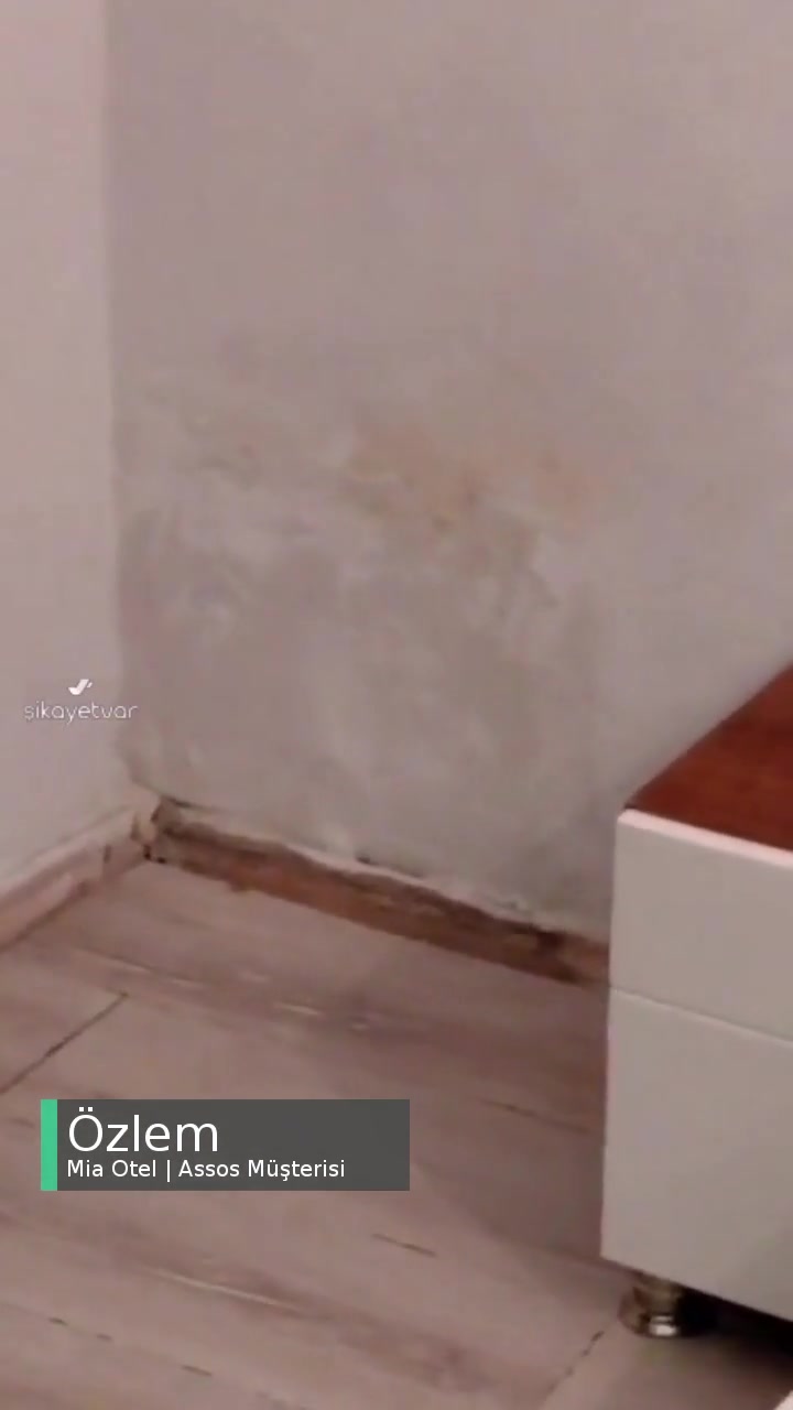 Assos Mia Otel'de Hizmet Yok Rutubetli Oda Ve Verilmeyen Kahvaltı videonun kapak resmi