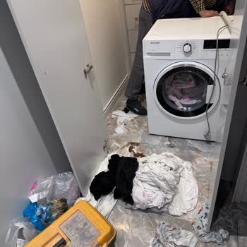 Arçelik Çamaşır Makinesinin Kapağı Ani Çöküş Ve Su Sızıntısıyla Evimi Sulu Bıraktı