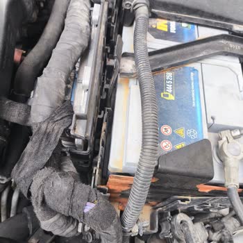 Garanti Altındaki İnci Akü Sızıntısı Korozyon Ve Motor Hasarına Yol Açtı