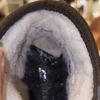 İki Hafta Kullanımda UGG Botunda Çökme, Mağaza Kullanıcı Hatası Dedi