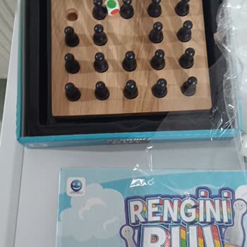 Renkleri Bulma Oyunu Setinde Eksik Piyon Parçası