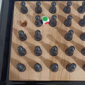 Renkleri Bulma Oyunu Setinde Eksik Piyon Parçası