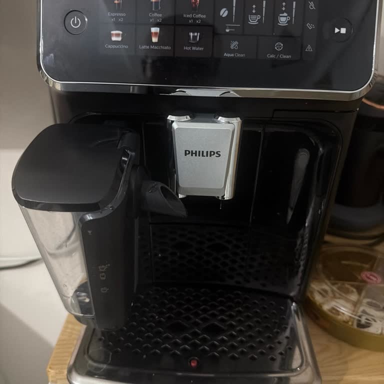 Philips EP3347 Sütlü İçeceklerde Makine Durmadan Süt Akıtıyor Ve Bardak Taşıyor