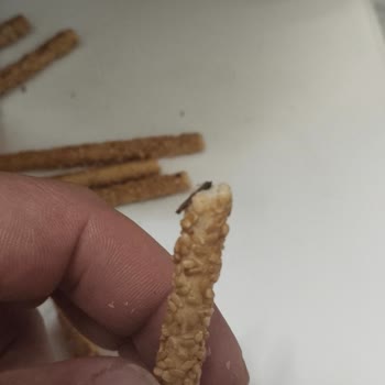 Şok Markette Ülker Tempo Krakerinde Fare Dışkısına Benzeyen Siyah Maddeler