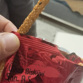 Şok Markette Ülker Tempo Krakerinde Fare Dışkısına Benzeyen Siyah Maddeler