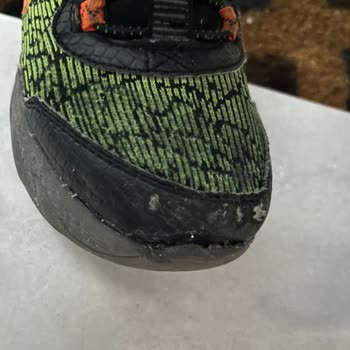 Skechers Çocuk Ayakkabısı 4 Ayda Ön Kısmı Yırtıldı, Tam İade Talebi