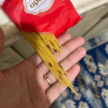 A101 Karacabey Şubesinde Bendo Spaghetti Makarnasında Siyah Lekeler