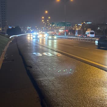 Atlaspark Çukuru Nedeniyle Lastik Patladı, Araç Savruldu Ve İnsan Hayatı Tehlikeye Atıldı