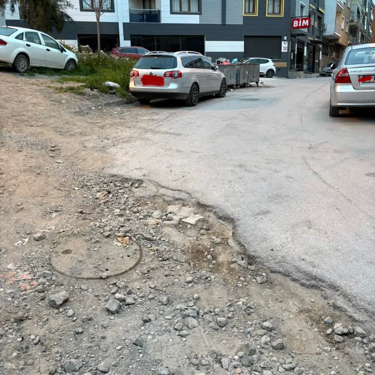 Çiğli 8708 Sokakta Çukurlar Aracımıza Zarar Veriyor, Belediye Çözüm Sunmadı