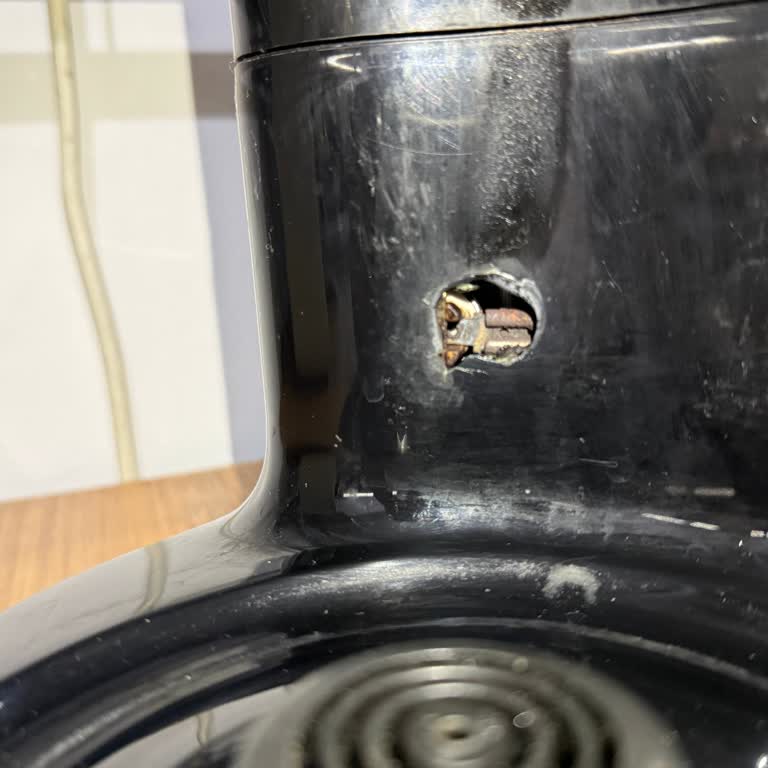 Karaca Züccaciye Rezistansın Bulunduğu Kısımda Dış Plastik Parçayı Eritmeye Başladı