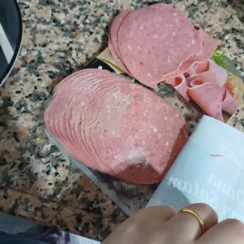 BİM Salamı Bozulmuş Ve Küflenmiş: Sağlık Riski Ve Ücret İadesi Talebi