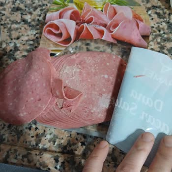 BİM Salamı Bozulmuş Ve Küflenmiş: Sağlık Riski Ve Ücret İadesi Talebi