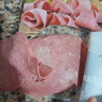 BİM Salamı Bozulmuş Ve Küflenmiş: Sağlık Riski Ve Ücret İadesi Talebi