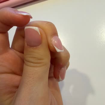 Protez Tırnakta Hatalı Uygulama Ve Kaba İletişim