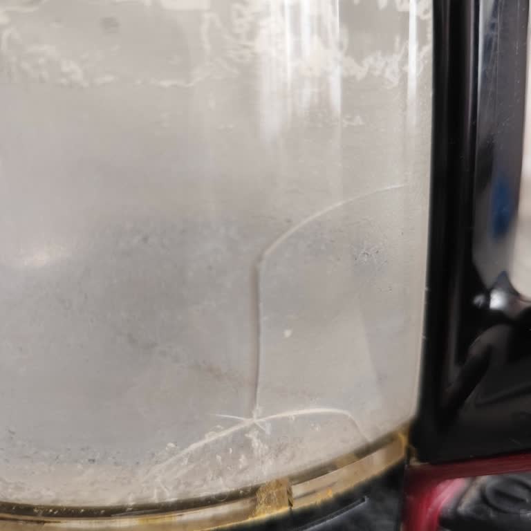 Karaca Cam Çaycıda Çatlama Meydana Geldi