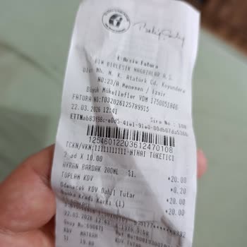 BİM Menemen Şubesinde Tarihi Geçmiş Ayran Satışı Nedeniyle Şiddetli Gıda Zehirlenmesi