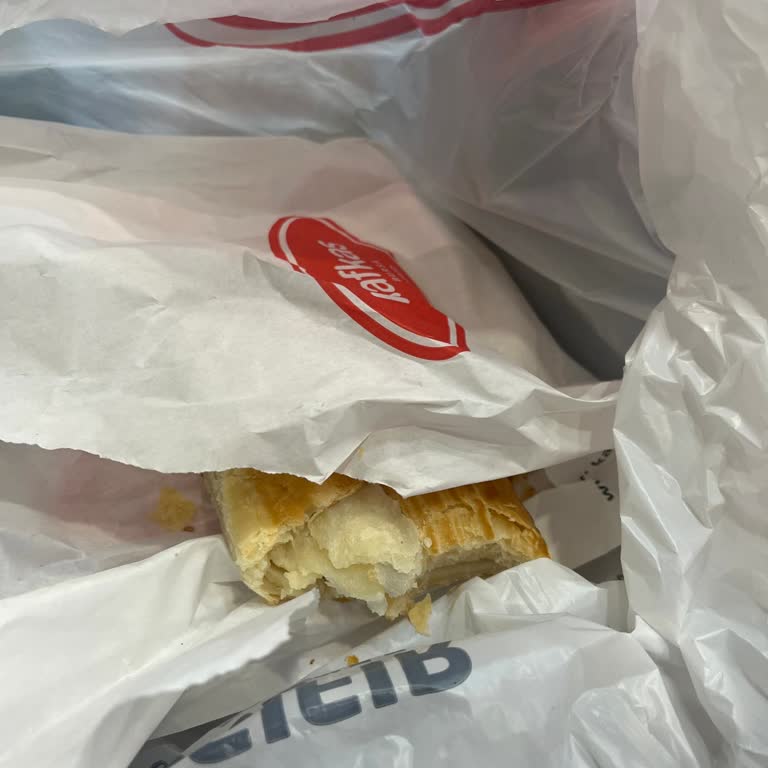 Kafkas Pasta Şekerleme Kalan Böreklerin Isıtılıp Tekrar Müşterilere Satıyor