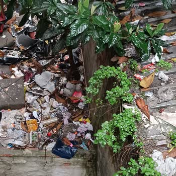 Gaziosmanpaşa’da Çöplük Haline Gelmiş Arka Alan Temizlenmeli