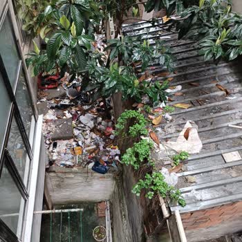 Gaziosmanpaşa’da Çöplük Haline Gelmiş Arka Alan Temizlenmeli