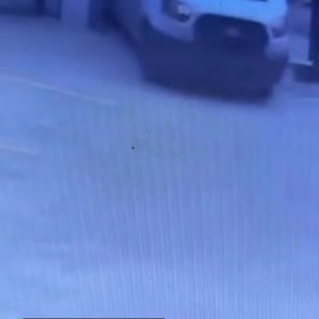 Plakasız PTT Aracı Ve Sorumsuz Şoförün Demirbaşa Hasar Vermesi