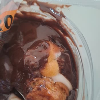 BİM'de Osmanoğlu Profiterolde Geçmemiş Son Kullanma Tarihli Küf