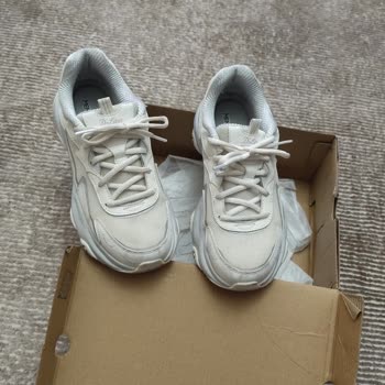 Skechers D'Lites 5.0 Model Ayakkabının Hızlı Sararma Ve Kalıcı Kir Sorunu