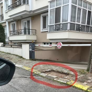 Türk Telekom Otopark Girişindeki Kot Farkını Düzeltmedi, Araçlar Alttan Sürtüyor