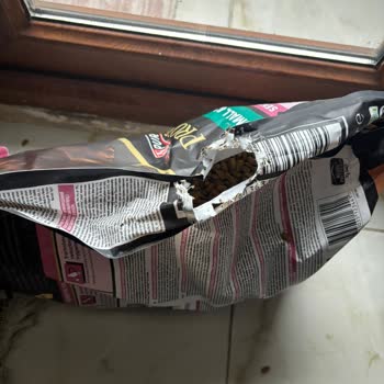 Kırık Paket Ve Dökülen Köpek Maması İçin Hızlı Değişim Ve İade Talebi