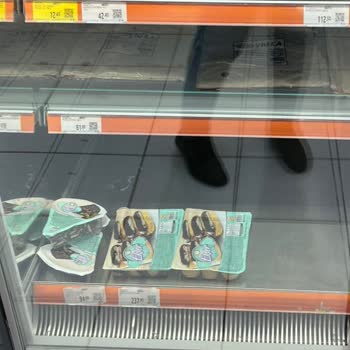 Migros Şubesinde Süresi Geçmiş Tatlılar Raflarda Bırakıldı