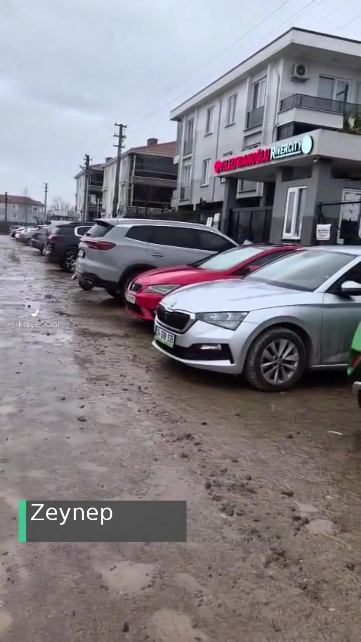 Sakarya Karasu Yenimahalle Çamur, Çukur İçinde, Yıllardır Asfalt Yok! videonun kapak resmi