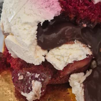 Asya Fırın & Cafe Pastanın İçindeki Çilekleri Küflü Çıktı