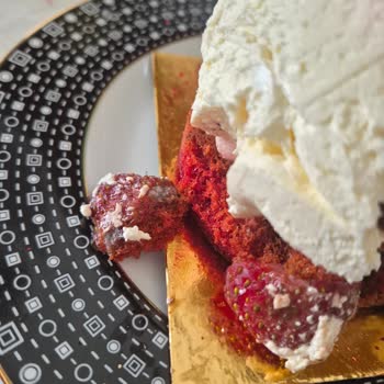 Asya Fırın & Cafe Pastanın İçindeki Çilekleri Küflü Çıktı