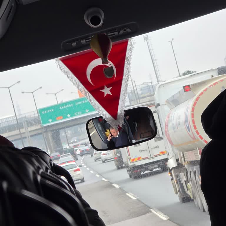 Telefonla Oynayan Şoför Ve Muavinsiz Yolculuk