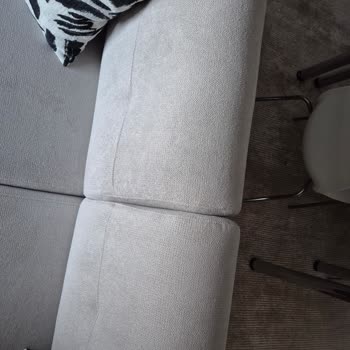 Defolu Linthe Koltuk, Görünür Vidalar Ve Cevapsız Müşteri Hizmetleri