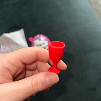 Target Hello Kitty Sürpriz Yumurtada Kalitesiz Ve Kirli Oyuncak