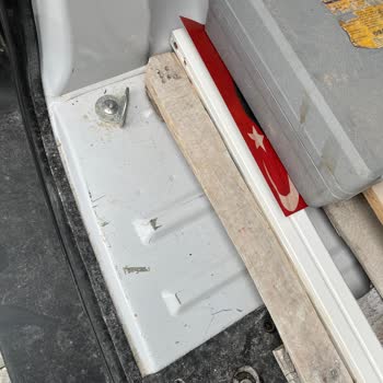 Sürat Kargo Gecikmesi İşimi Durdurdu Ve Araç İçini Zedeledi