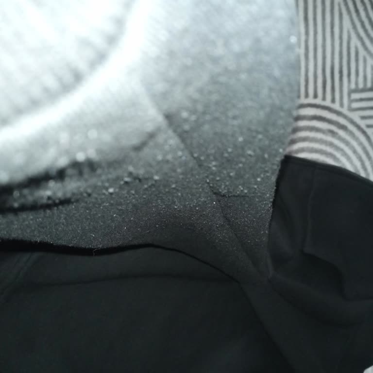 Mavi Markalı Sweatshirt'te Beklenmedik Tüylenme Sorunu