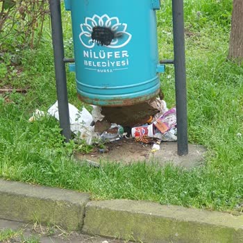 İhsaniye Mahallesi Çocuk Parkında Bozuk Çöp Kovaları Ve Dağılmış Çöpler