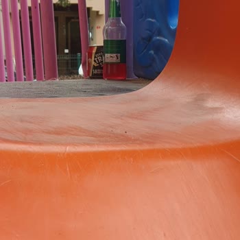 İhsaniye Mahallesi Çocuk Parkında Bozuk Çöp Kovaları Ve Dağılmış Çöpler